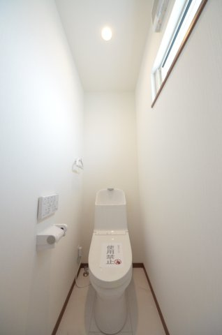 東原三丁目のトイレ|窓のある明るいトイレ。勿論ウォシュレット付です。