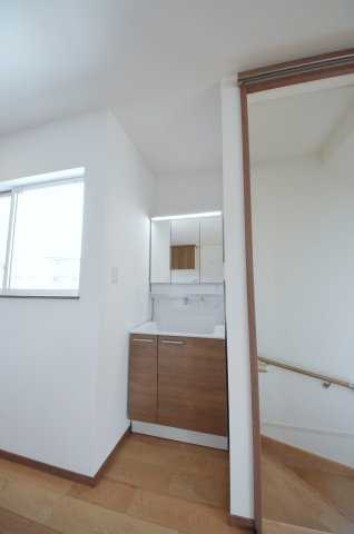 東原三丁目の収納|リビングにも洗面台があります