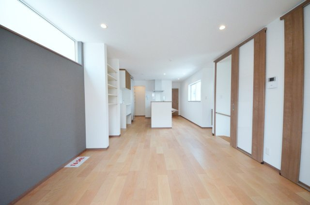 東原三丁目の居間・リビング|東南西向きの広く明るいリビング空間。オープンタイプの対面式キッチンでリビングが隅まで見渡せます。キッチンにいながら小さなお子様にも目が届き安心です。