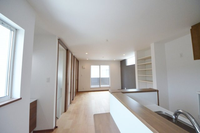 東原三丁目の居間・リビング|東南西向きの広く明るいリビング空間。オープンタイプの対面式キッチンでリビングが隅まで見渡せます。キッチンにいながら小さなお子様にも目が届き安心です。