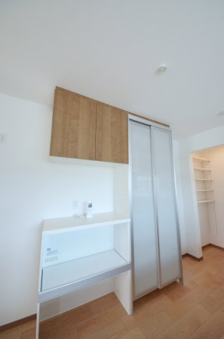 東原三丁目の収納|大容量のカップボードが標準装備。パントリースペースもあり、キッチン周りの収納もしっかり確保されています。