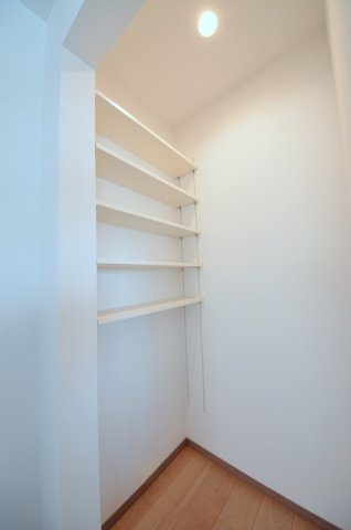 東原三丁目の収納|キッチン奥にパントリースペースがあります