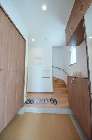 東原三丁目の玄関|玄関には大容量のシューズボックスと土間収納があります