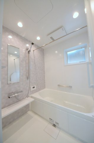 阿品台五丁目の浴室|人気の換気乾燥暖房機付き。１坪タイプの大きなバスルームなので足を伸ばしてゆっくり湯船につかることができます
