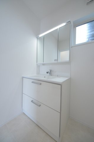 阿品台五丁目の独立洗面台|清潔感あふれるシャワー付洗面台と洗面室。余裕のスペース。窓もあり明るく通気も良いです