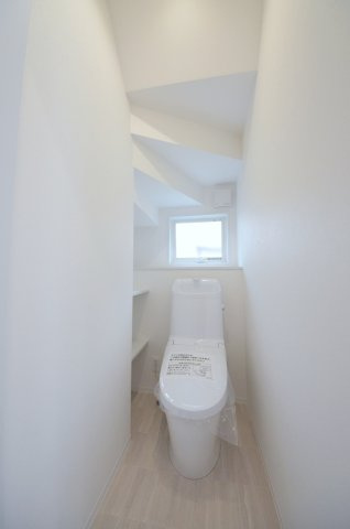 阿品台五丁目のトイレ|窓のある明るいトイレ。勿論ウォシュレット付です。収納スペースもあります。