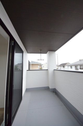 阿品台五丁目のバルコニー|バルコニーは屋根があるので急な雨でも安心です