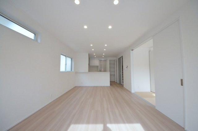 阿品台五丁目の居間・リビング|東南向きで陽当たりが良く、窓の多いリビング空間。オープンタイプの対面式キッチンでリビングが隅まで見渡せます。キッチンにいながら小さなお子様にも目が届き安心です。