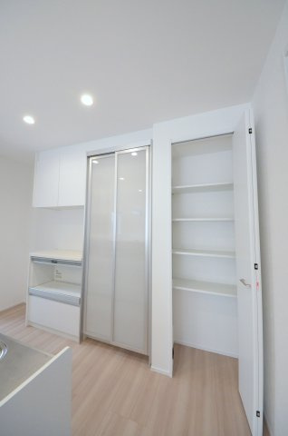 阿品台五丁目の収納|大容量のカップボードが標準装備！キッチン周りの収納スペースもしっかり確保されています。