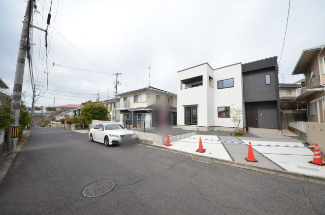 阿品台五丁目の前面道路含む現地写真|前面道路は交通量が少なく駐車楽々
駐車は3台可能です