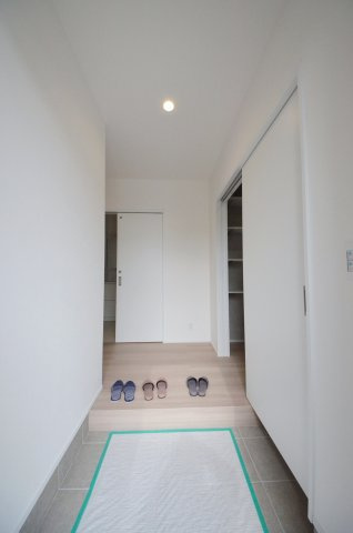 阿品台五丁目の玄関|玄関には大容量のシューズクローク有。
玄関周りの収納スペースもしっかり確保されています。