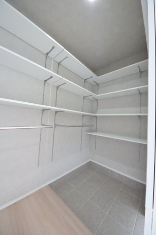 阿品台五丁目の収納|大容量のシューズクローク。
玄関周りの収納スペースもしっかり確保されています。