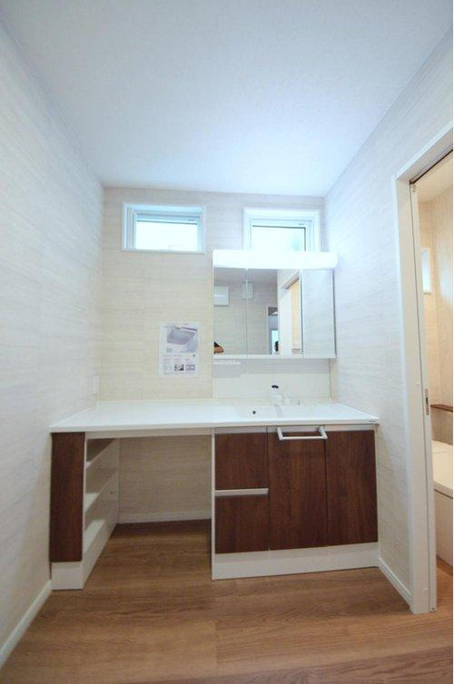 中野2丁目の洗面所|広々とした洗面所。
収納スペースもしっかりあります。