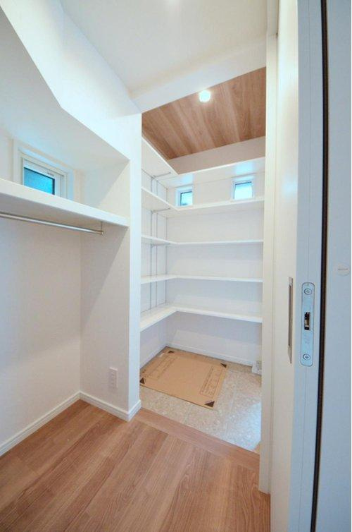 中野2丁目の収納|玄関には大容量のシューズクロークがあります。