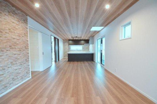 中野2丁目の居間・リビング|窓の多いリビング空間。オープンタイプの対面式キッチンでリビングが隅まで見渡せます。キッチンにいながら小さなお子様にも目が届き安心です。