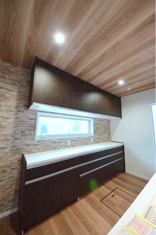 中野2丁目のキッチン|大容量のカップボードが標準装備！キッチン周りの収納スペースもしっかり確保されています。