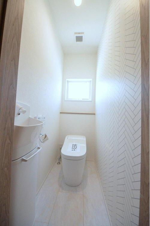 中山新町1丁目のトイレ|窓のある明るいトイレ。勿論ウォシュレット付です。