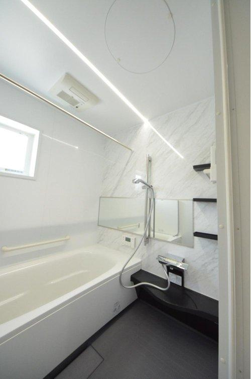 中山新町1丁目の浴室|人気の換気乾燥暖房機付き。１坪タイプの大きなバスルームなので足を伸ばしてゆっくり湯船につかることができます