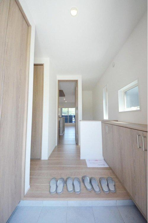 中山新町1丁目の玄関|玄関には大容量のシューズボックス有。玄関周りの収納スペースもしっかり確保されています。