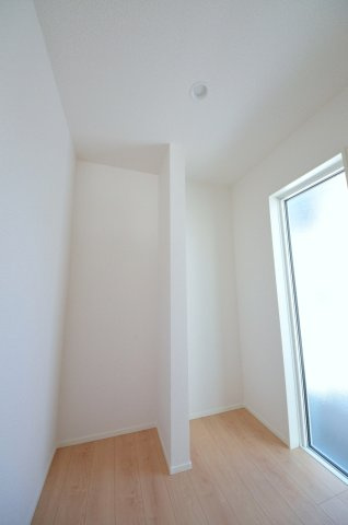 串戸四丁目の収納|キッチン裏にパントリースペースがあります