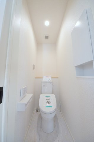 串戸四丁目のトイレ|窓のある明るいトイレ
勿論ウォシュレット付きです