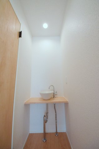 串戸四丁目の玄関|二階廊下に手洗い器有