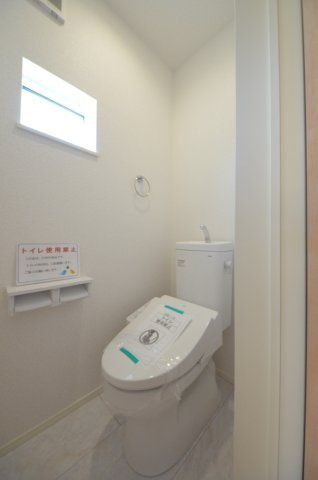 串戸四丁目のトイレ|窓のある明るいトイレ
勿論ウォシュレット付きです