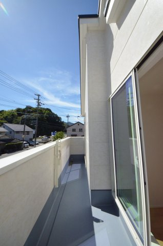 串戸四丁目のバルコニー|南向きの広いバルコニー