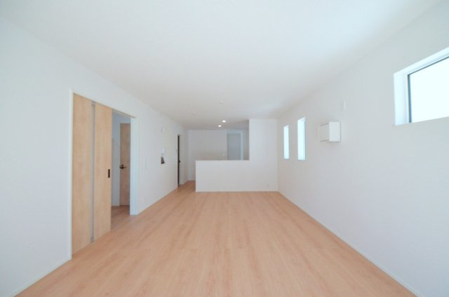 串戸四丁目の居間・リビング|広く明るいリビング空間。オープンタイプの対面式キッチンでリビングが隅まで見渡せます。キッチンにいながら小さなお子様にも目が届き安心です。