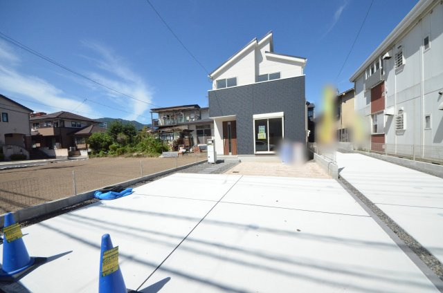 串戸四丁目の前面道路含む現地写真|前面道路は7.5ｍと広く駐車楽々
駐車3台可能です