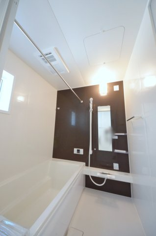 串戸四丁目の浴室|人気の換気乾燥暖房機付き。１坪タイプの大きなバスルームなので足を伸ばしてゆっくり湯船につかることができます