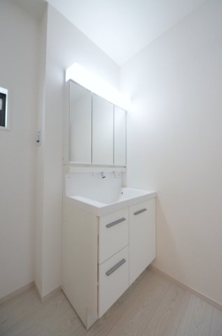 前空三丁目の独立洗面台|清潔感あふれるシャワー付洗面台と洗面室。余裕のスペース。窓もあり明るく通気も良いです