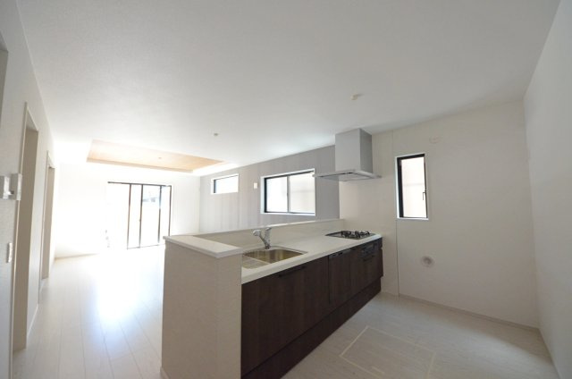 前空三丁目のキッチン|東南向きの広く明るいリビング空間。オープンタイプの対面式キッチンでリビングが隅まで見渡せます。キッチンにいながら小さなお子様にも目が届き安心です。