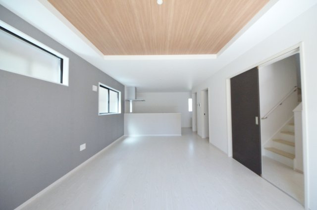 前空三丁目の居間・リビング|東南向きの広く明るいリビング空間。オープンタイプの対面式キッチンでリビングが隅まで見渡せます。キッチンにいながら小さなお子様にも目が届き安心です。