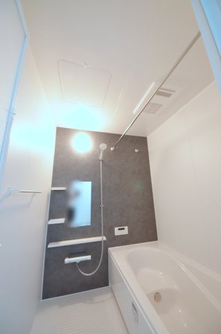 前空三丁目の浴室|人気の換気乾燥暖房機付き。１坪タイプの大きなバスルームなので足を伸ばしてゆっくり湯船につかることができます