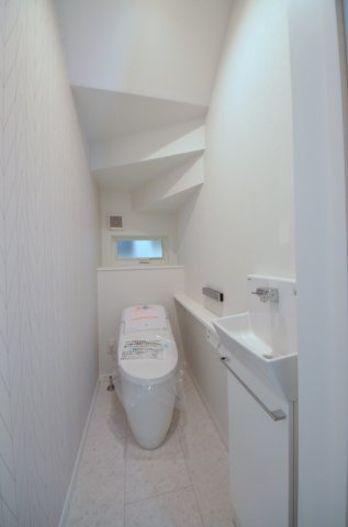 庚午南二丁目のトイレ|窓のある明るいトイレ
勿論ウォシュレット付きです