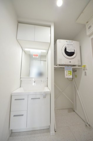 庚午南二丁目の独立洗面台|清潔感あふれるシャワー付洗面台と洗面室。ガス衣類乾燥機幹太くん付。窓もあり明るく通気も良いです