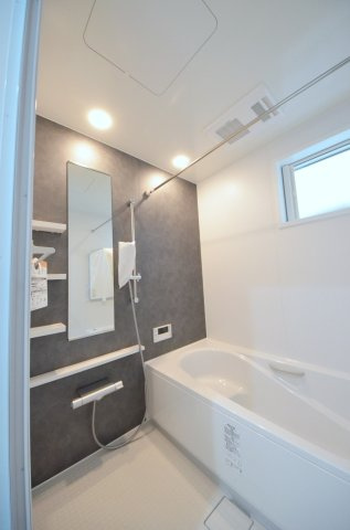 庚午南二丁目の浴室|人気の換気乾燥暖房機付き。１坪タイプの大きなバスルームなので足を伸ばしてゆっくり湯船につかることができます