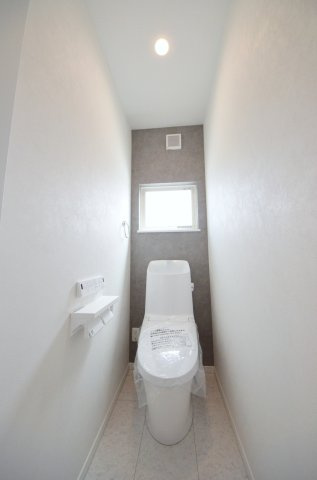 庚午南二丁目のトイレ|窓のある明るいトイレ
勿論ウォシュレット付きです