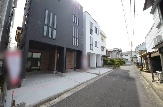 庚午南二丁目の前面道路含む現地写真|前面道路は交通量が少なく駐車楽々です