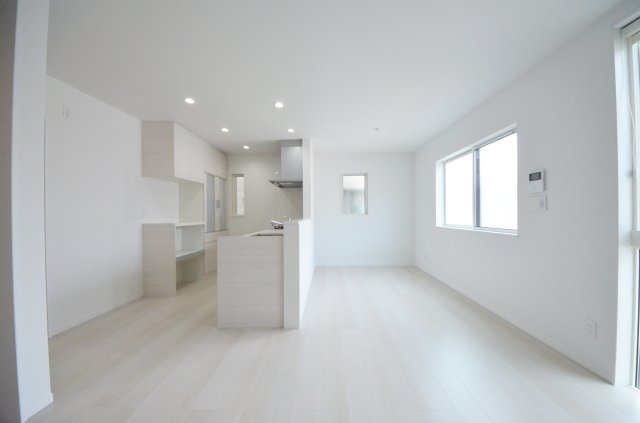 庚午南二丁目の居間・リビング|広く明るいリビング空間。オープンタイプの対面式キッチンでリビングが隅まで見渡せます。キッチンにいながら小さなお子様にも目が届き安心です。