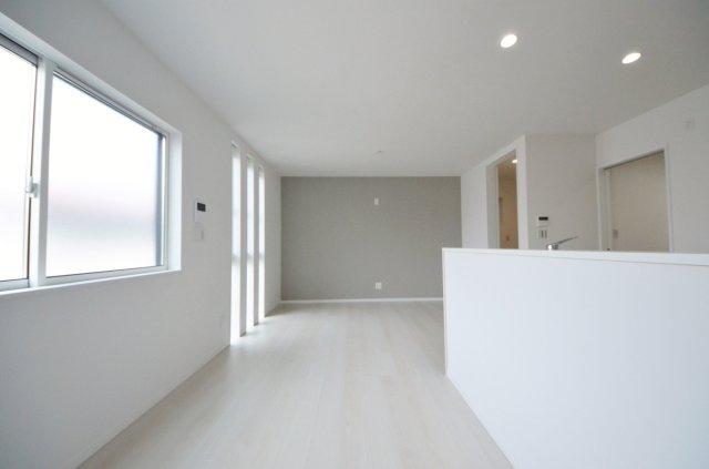 庚午南二丁目の居間・リビング|広く明るいリビング空間。オープンタイプの対面式キッチンでリビングが隅まで見渡せます。キッチンにいながら小さなお子様にも目が届き安心です。