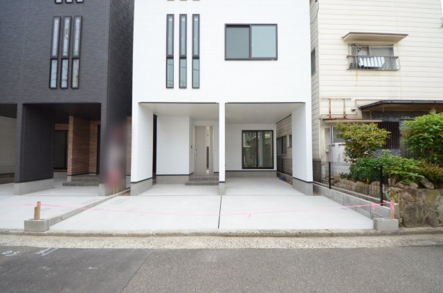 庚午南二丁目の駐車場|駐車は車種によって2台可能
前面道路は交通量が少なく駐車楽々です