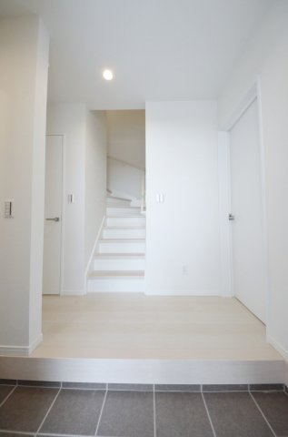 庚午南二丁目の玄関|玄関には大容量のシューズボックス有
玄関周りの収納も充実しています