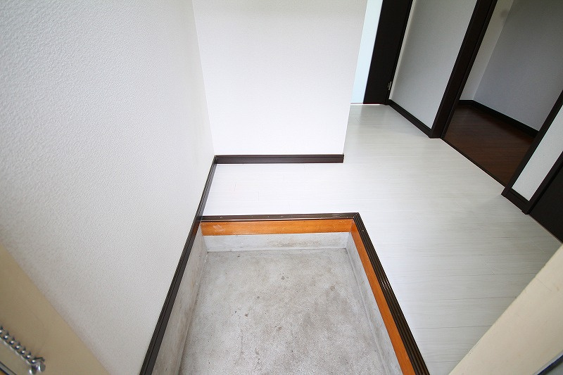 メゾン・ドゥ・レイリーＣ棟の玄関