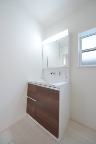 青崎二丁目の独立洗面台|清潔感あふれるシャワー付洗面台と洗面室。余裕のスペース。窓もあり明るく通気も良いです