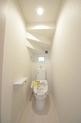 青崎二丁目のトイレ|窓のある明るいトイレ
勿論ウォシュレット付きです