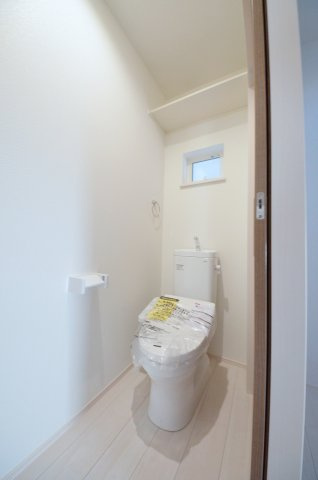 青崎二丁目のトイレ|窓のある明るいトイレ
勿論ウォシュレット付きです