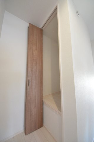 青崎二丁目の収納|廊下にも収納スペースがあります