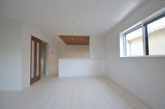 青崎二丁目の居間・リビング|南向きの広く明るいリビング空間。オープンタイプの対面式キッチンでリビングが隅まで見渡せます。キッチンにいながら小さなお子様にも目が届き安心です。